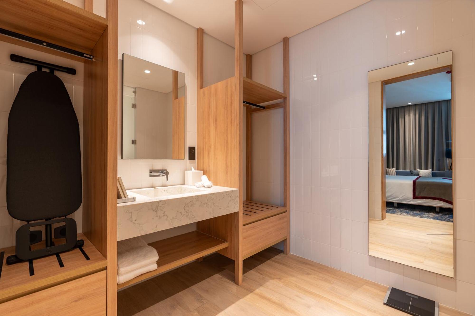 Hotel West Walk Retaj 4*